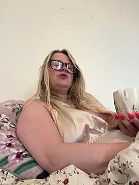 SuzieSub online show from March 5, 8:55 am