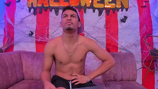 Snapshot of Brownie_Lovers chatting on October 21, 8:19 pm Brownie Lovers online show from October 21, 8:19 pm