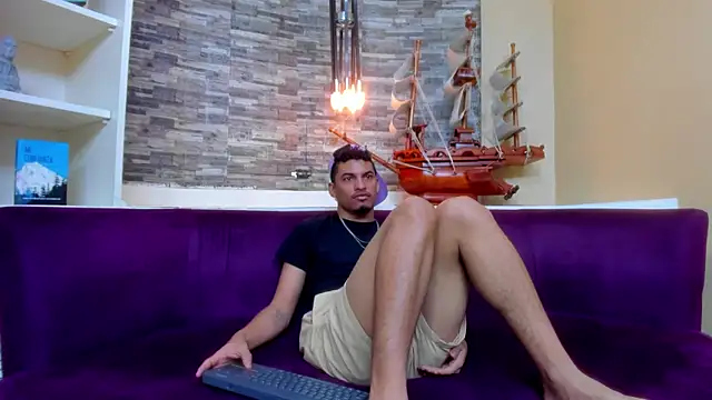 Snapshot of Brownie_Lovers chatting on October 26, 11:43 am Brownie Lovers online show from October 26, 11:43 am