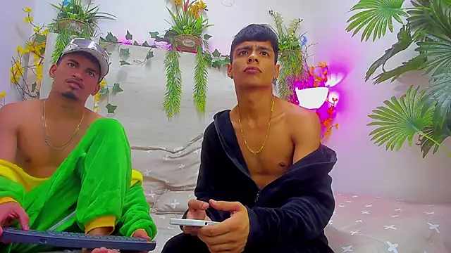 Snapshot of Brownie_Lovers chatting on November 3, 8:34 pm Brownie Lovers online show from November 3, 8:34 pm