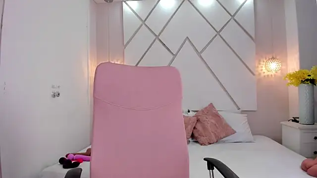 Snapshot of isabellashine chatting on June 16, 3:56 pm isabellashine online show from June 16, 3:56 pm