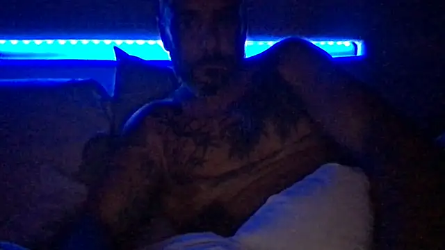 Snapshot of tattedNitalian chatting on November 7, 1:54 am tattedNitalian online show from November 7, 1:54 am