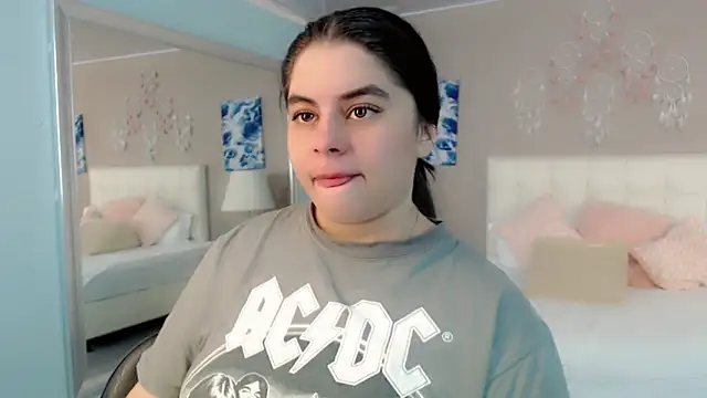 maddissonivanova online show from April 15, 7:07 pm