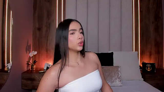 Snapshot of LucySalvatore_ chatting on June 7, 5:23 am LucySalvatore online show from June 7, 5:23 am