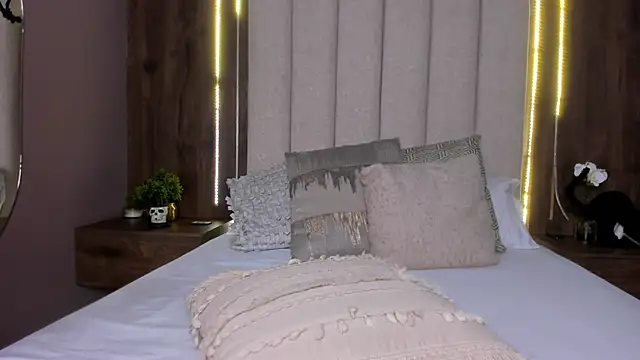 LucySalvatore  online show from October 12, 4:03 am