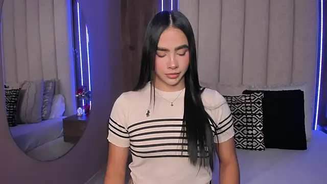 Snapshot of LucySalvatore_ chatting on February 23, 9:37 pm LucySalvatore online show from February 23, 9:37 pm