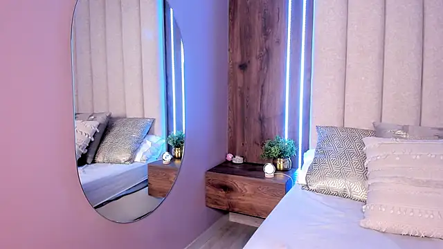 LucySalvatore  online show from December 1, 5:47 pm