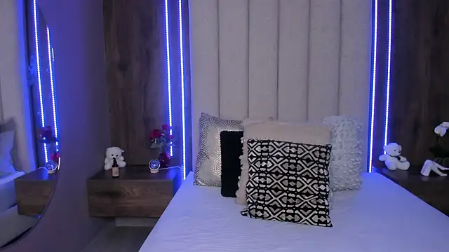 LucySalvatore  online show from March 11, 4:01 pm