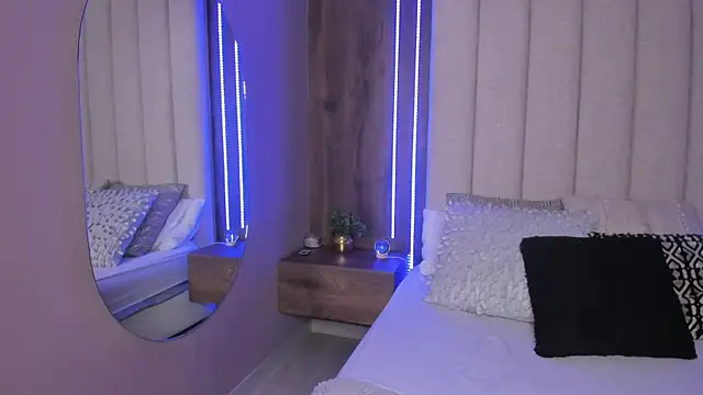 Snapshot of LucySalvatore_ chatting on January 13, 8:24 pm LucySalvatore online show from January 13, 8:24 pm