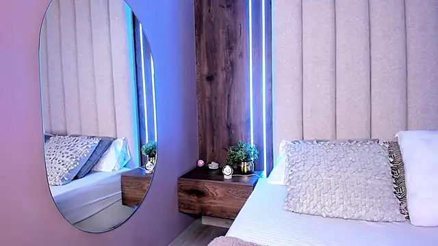 LucySalvatore  online show from November 26, 3:45 pm