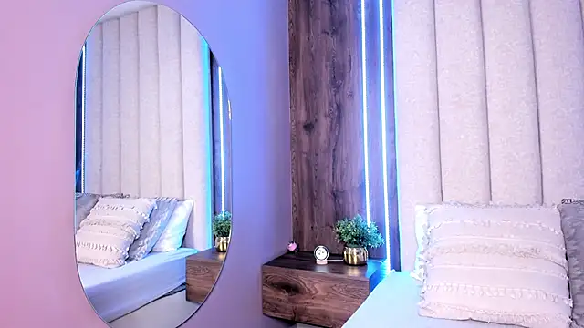 LucySalvatore  online show from November 12, 5:17 pm