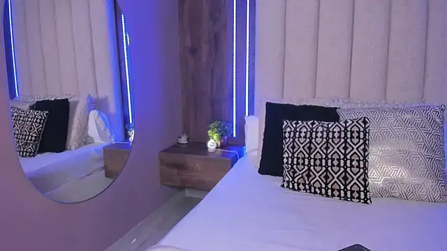 Snapshot of LucySalvatore_ chatting on January 16, 8:46 pm LucySalvatore online show from January 16, 8:46 pm