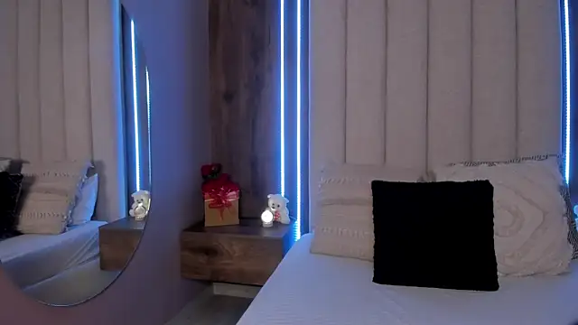 LucySalvatore  online show from April 10, 2:51 am