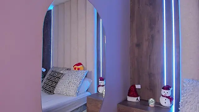 LucySalvatore  online show from December 16, 6:45 pm