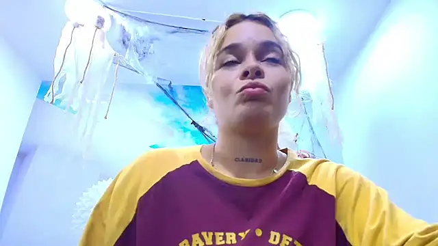 Snapshot of ESMERALDA-BLUE chatting on October 17, 7:59 pm ESMERALDA-BLUE online show from October 17, 7:59 pm