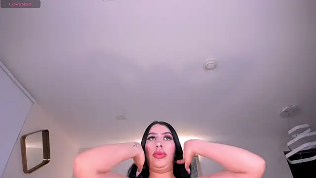 LeahLombardi  online show from November 15, 3:32 am