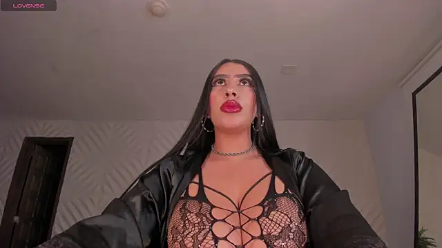 LeahLombardi  online show from April 5, 11:33 pm