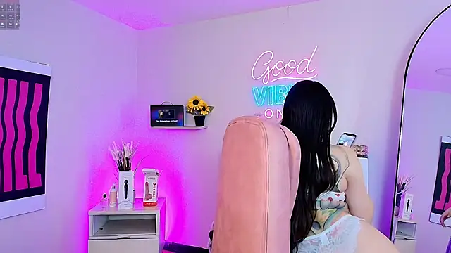 Snapshot of Alice_Vixen chatting on May 22, 12:14 pm Alice Vixen online show from May 22, 12:14 pm
