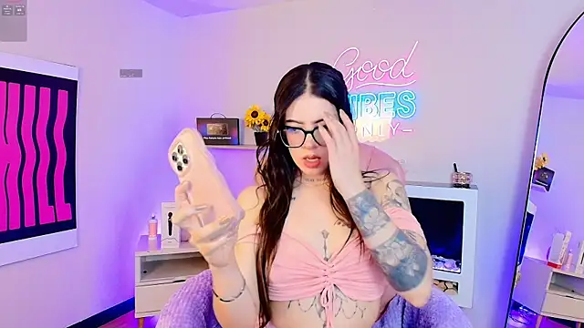 Snapshot of Alice_Vixen chatting on May 2, 12:32 pm Alice Vixen online show from May 2, 12:32 pm