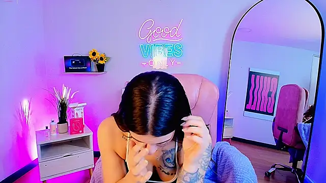 Snapshot of Alice_Vixen chatting on June 10, 12:17 pm Alice Vixen online show from June 10, 12:17 pm