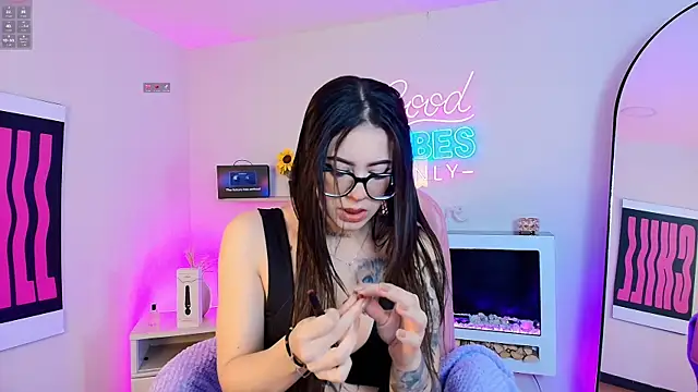 Snapshot of Alice_Vixen chatting on April 25, 12:19 pm Alice Vixen online show from April 25, 12:19 pm