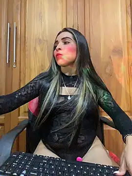 Snapshot of Rosa_25x chatting on June 21, 2:28 am Rosa 25x online show from June 21, 2:28 am