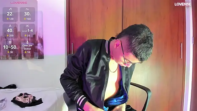 Snapshot of tristan_gold chatting on October 18, 1:29 am tristan gold online show from October 18, 1:29 am