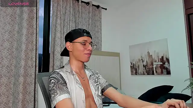 Snapshot of tristan_gold chatting on September 21, 10:48 pm tristan gold online show from September 21, 10:48 pm