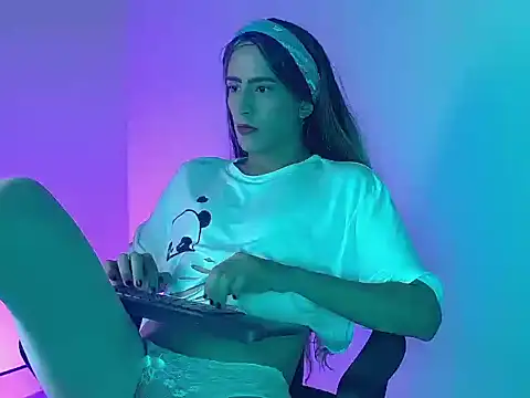 Snapshot of everly_monroe chatting on October 17, 5:37 pm everly monroe online show from October 17, 5:37 pm