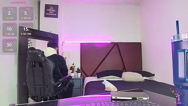 Snapshot of Lucass_love chatting on October 14, 1:23 pm Lucass love online show from October 14, 1:23 pm
