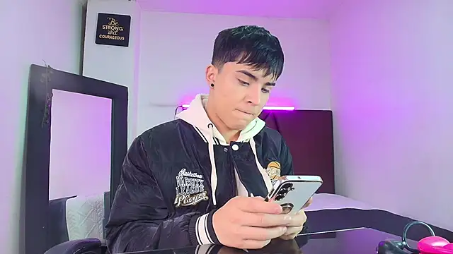 Snapshot of Lucass_love chatting on October 11, 1:12 pm Lucass love online show from October 11, 1:12 pm