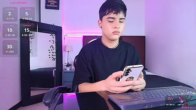 Snapshot of Lucass_love chatting on October 18, 4:53 pm Lucass love online show from October 18, 4:53 pm