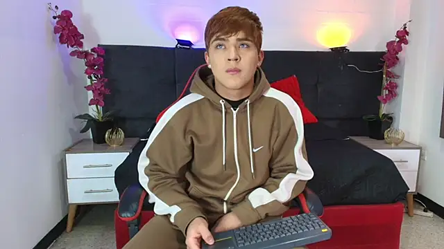 Snapshot of Lucass_love chatting on June 4, 1:05 pm Lucass love online show from June 4, 1:05 pm
