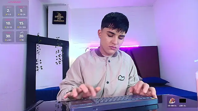 Snapshot of Lucass_love chatting on October 2, 1:25 pm Lucass love online show from October 2, 1:25 pm