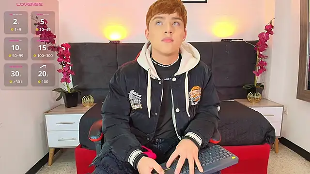 Snapshot of Lucass_love chatting on May 26, 4:49 pm Lucass love online show from May 26, 4:49 pm