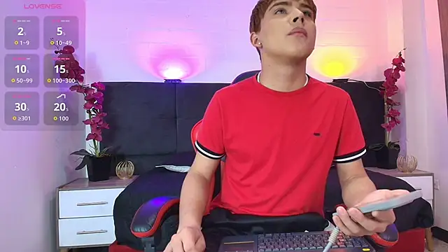 Snapshot of Lucass_love chatting on May 29, 4:57 pm Lucass love online show from May 29, 4:57 pm