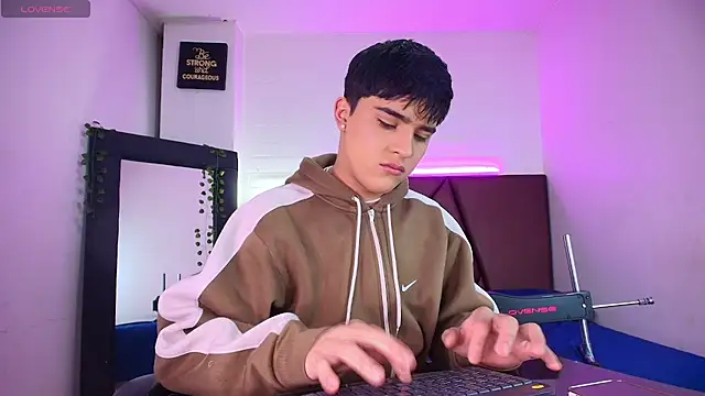 Snapshot of Lucass_love chatting on September 28, 1:51 pm Lucass love online show from September 28, 1:51 pm