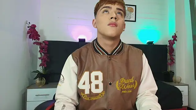 Snapshot of Lucass_love chatting on June 10, 1:23 pm Lucass love online show from June 10, 1:23 pm