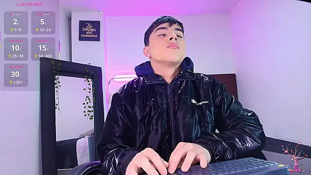 Snapshot of Lucass_love chatting on October 15, 1:19 pm Lucass love online show from October 15, 1:19 pm