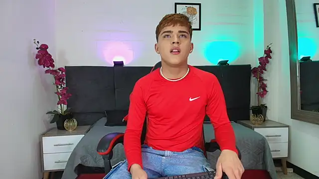 Snapshot of Lucass_love chatting on June 13, 5:22 pm Lucass love online show from June 13, 5:22 pm