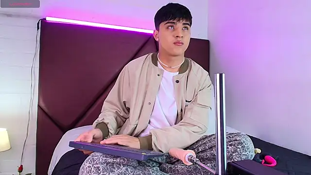 Snapshot of Lucass_love chatting on September 13, 1:44 pm Lucass love online show from September 13, 1:44 pm