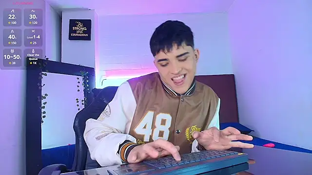 Snapshot of Lucass_love chatting on October 1, 1:15 pm Lucass love online show from October 1, 1:15 pm