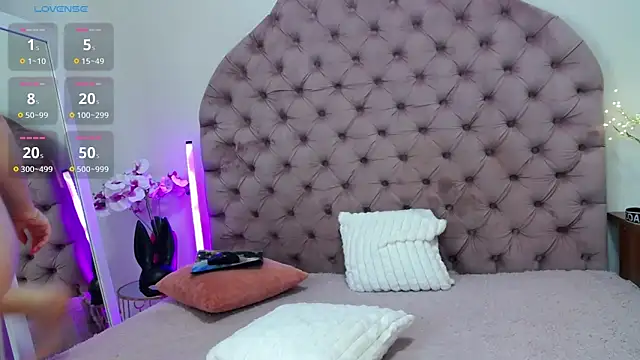 Snapshot of _Agata_ chatting on November 7, 8:30 am Agata online show from November 7, 8:30 am