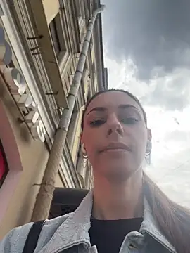 Amelie Crosby online show from June 4, 1:05 pm