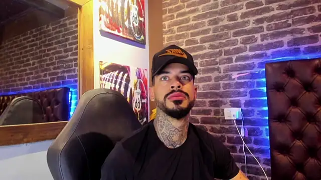 VinzenzRizzo online show from October 31, 4:36 pm