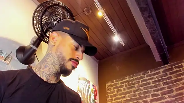 VinzenzRizzo online show from October 31, 4:31 am