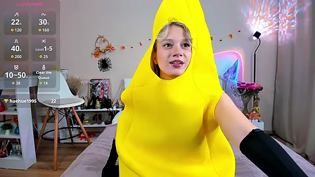 Snapshot of EmiSoul chatting on October 31, 4:31 am EmiSoul online show from October 31, 4:31 am