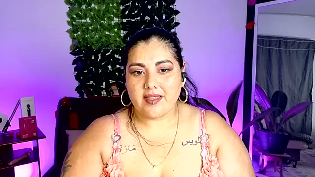 Snapshot of AndreaKinky chatting on June 16, 10:21 pm AndreaKinky online show from June 16, 10:21 pm