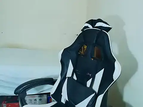 Snapshot of max_love255 chatting on November 23, 6:29 pm max love255 online show from November 23, 6:29 pm