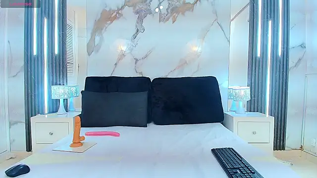 MayaBaker online show from November 11, 8:47 pm